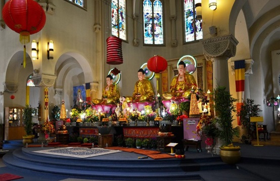 Tampak 3 patung Buddha utama di altar bekas gereja terbengkalai di Buffalo Amerika Serikat.