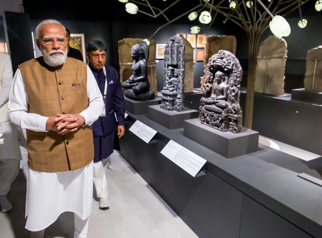 Perdana Menteri India Narendra Modi di Museum Samrat Samprati pada suatu kesempatan. Jika Agama Buddha disebarkan Kaisar Ashoka. Samrat, cucunya adalah penyebar Agama Jain.