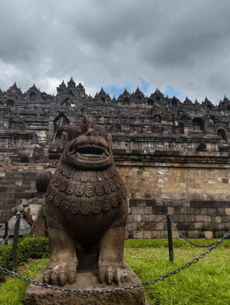 Singa adalah ikonografi Agama Buddha untuk menandai tempat-tempat suci. Ikonografi ini telah lama digunakan diantaranya sejak 200 tahun sebelum masehi oleh Kaisar Ashoka.