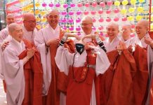 Robot humanoid Gabi mengucapkan ikrar pancasila umat Buddha (Foto: Yonhap/KoreaTime).