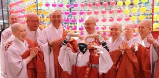 Robot humanoid Gabi mengucapkan ikrar pancasila umat Buddha (Foto: Yonhap/KoreaTime).