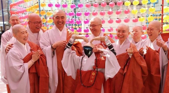 Robot humanoid Gabi mengucapkan ikrar pancasila umat Buddha (Foto: Yonhap/KoreaTime).