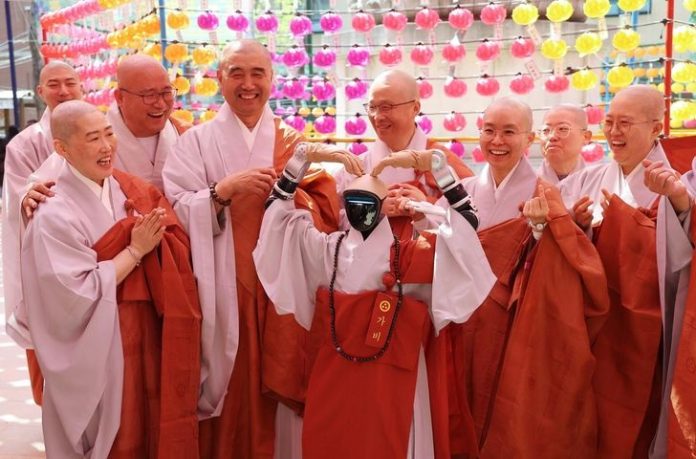 Robot humanoid Gabi mengucapkan ikrar pancasila umat Buddha (Foto: Yonhap/KoreaTime).