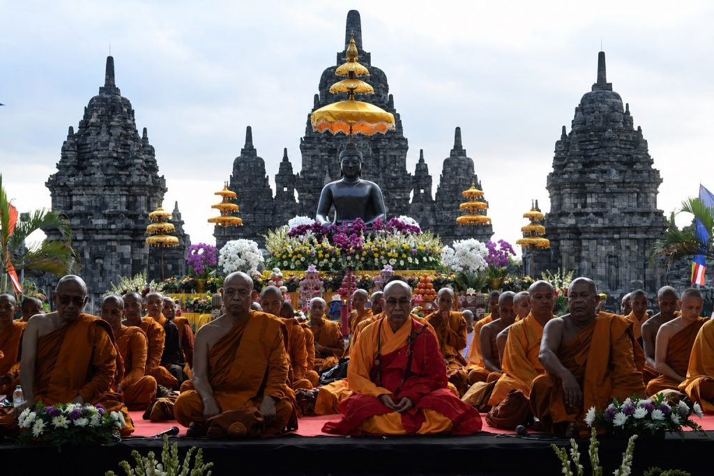 Waisak Candi Sewu diikuti 5.000 Umat Buddha. Diselenggarakan oleh Keluarga Buddhayana Indonesia.