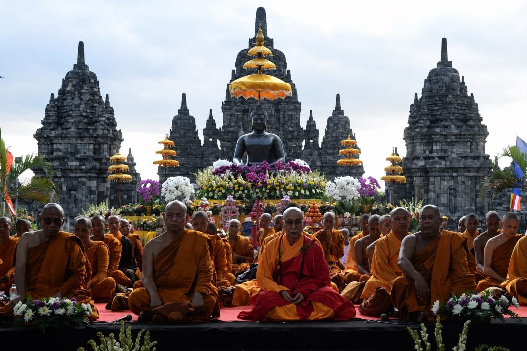 Waisak Candi Sewu diikuti 5.000 Umat Buddha. Diselenggarakan oleh Keluarga Buddhayana Indonesia.