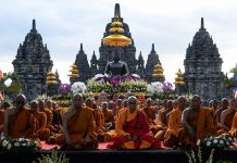 Waisak Candi Sewu 2026 Diikuti 5.000 Umat Buddha Waisak Candi Sewu diikuti 5.000 Umat Buddha. Diselenggarakan oleh Keluarga Buddhayana Indonesia.