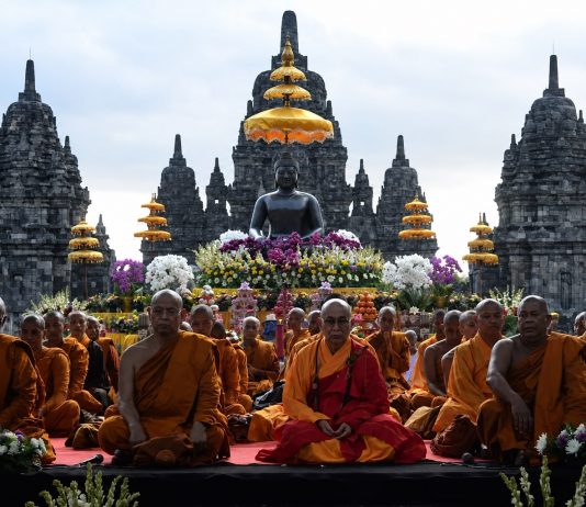 Waisak Candi Sewu diikuti 5.000 Umat Buddha. Diselenggarakan oleh Keluarga Buddhayana Indonesia.