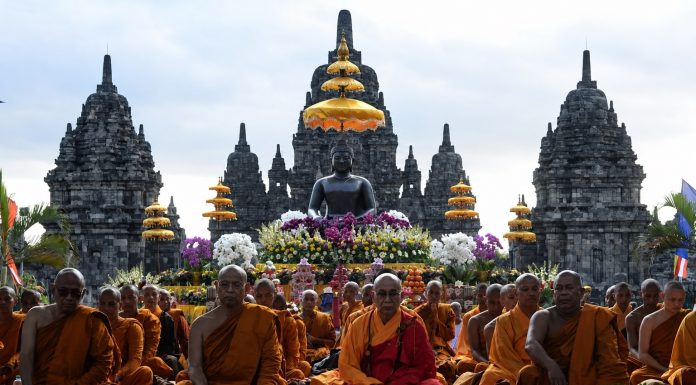 Waisak Candi Sewu diikuti 5.000 Umat Buddha. Diselenggarakan oleh Keluarga Buddhayana Indonesia.