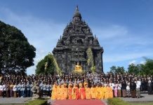 Waisak SMI Sangha Mahayana Indonesia di Candi Sojiwan. Tampak Panitia dan Anggota Sangha.