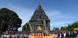 Waisak SMI Sangha Mahayana Indonesia di Candi Sojiwan. Tampak Panitia dan Anggota Sangha.