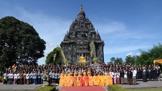 Waisak SMI Sangha Mahayana Indonesia di Candi Sojiwan. Tampak Panitia dan Anggota Sangha.