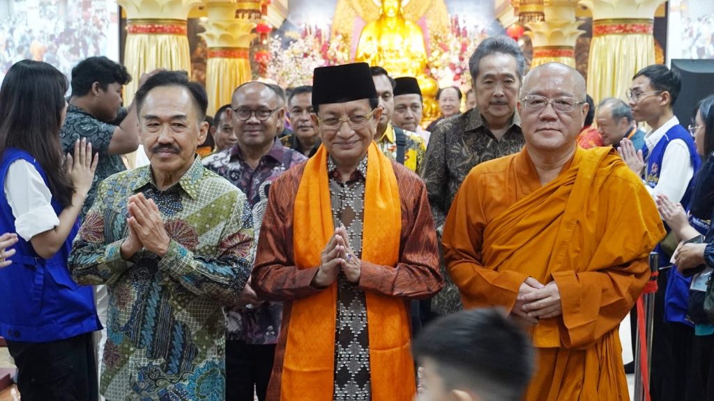 Wihara Ekayana Diserbu 10.000 Umat Buddha untuk Merayakan Waisak. Menteri Agama Nasarudin Umar Hadir.