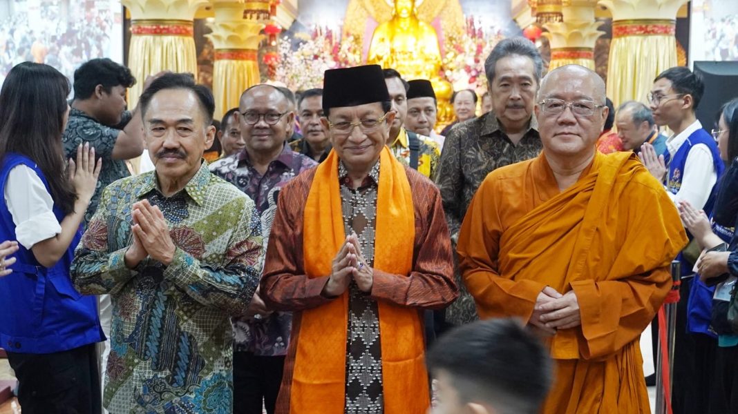 Wihara Ekayana Diserbu 10.000 Umat Buddha untuk Merayakan Waisak. Menteri Agama Nasarudin Umar Hadir.