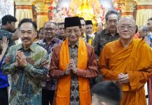 Wihara Ekayana Diserbu 10.000 Umat Buddha untuk Merayakan Waisak. Menteri Agama Nasarudin Umar Hadir.