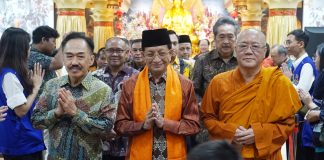 Wihara Ekayana Diserbu 10.000 Umat Buddha untuk Merayakan Waisak. Menteri Agama Nasarudin Umar Hadir.