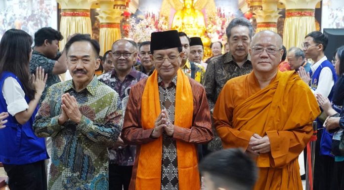 Wihara Ekayana Diserbu 10.000 Umat Buddha untuk Merayakan Waisak. Menteri Agama Nasarudin Umar Hadir.